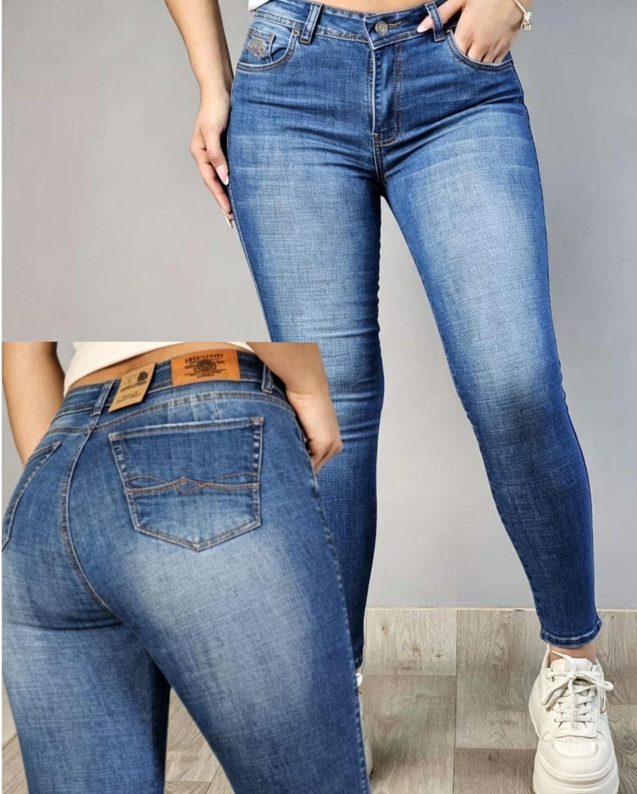 Una modelo luce unos vaqueros ajustados azules, vistos de frente y de espaldas, con zapatillas blancas.