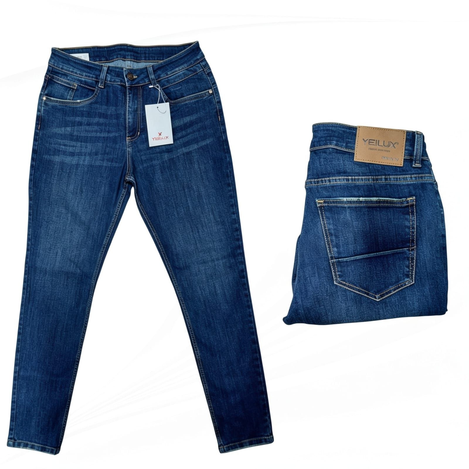 Pantalones vaqueros azules mostrados por delante y por detrás; el par doblado a la derecha con etiqueta color canela.