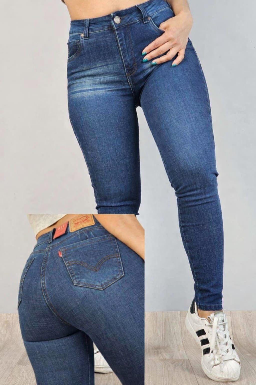 Pantalones vaqueros ajustados azules, mostrados de frente y de espaldas, con un top corto y zapatillas blancas.