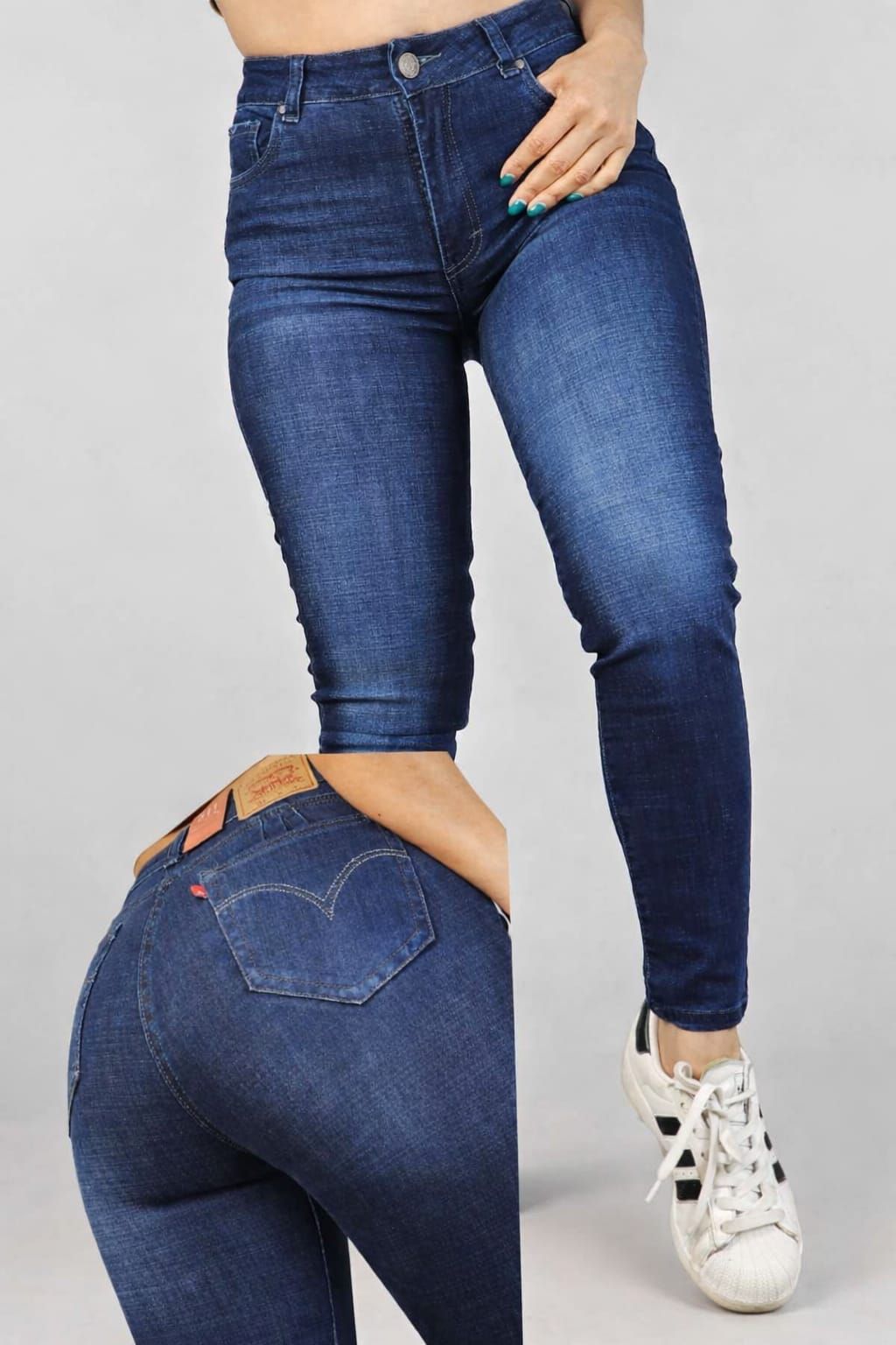 Pantalones vaqueros ajustados azules, mostrados en una modelo, incluyendo vistas frontal y trasera con zapatillas blancas.