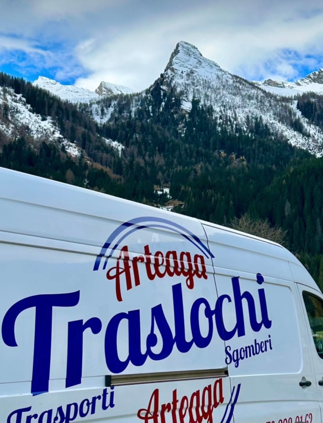 A white van with the word traslochi on it