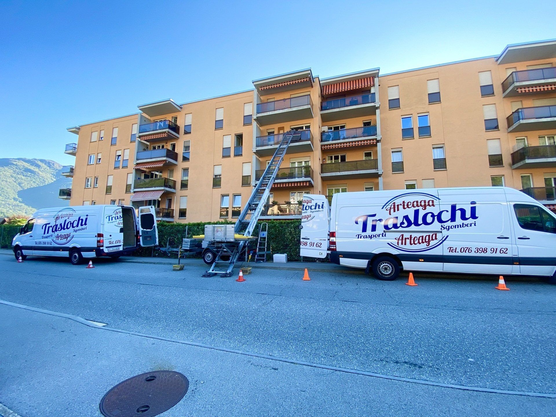 Due camion Arteaga e Montacarichi in funzione durante trasloco in Svizzera al terzo piano Due camion Arteaga e Montacarichi in funzione durante trasloco in Svizzera al terzo piano