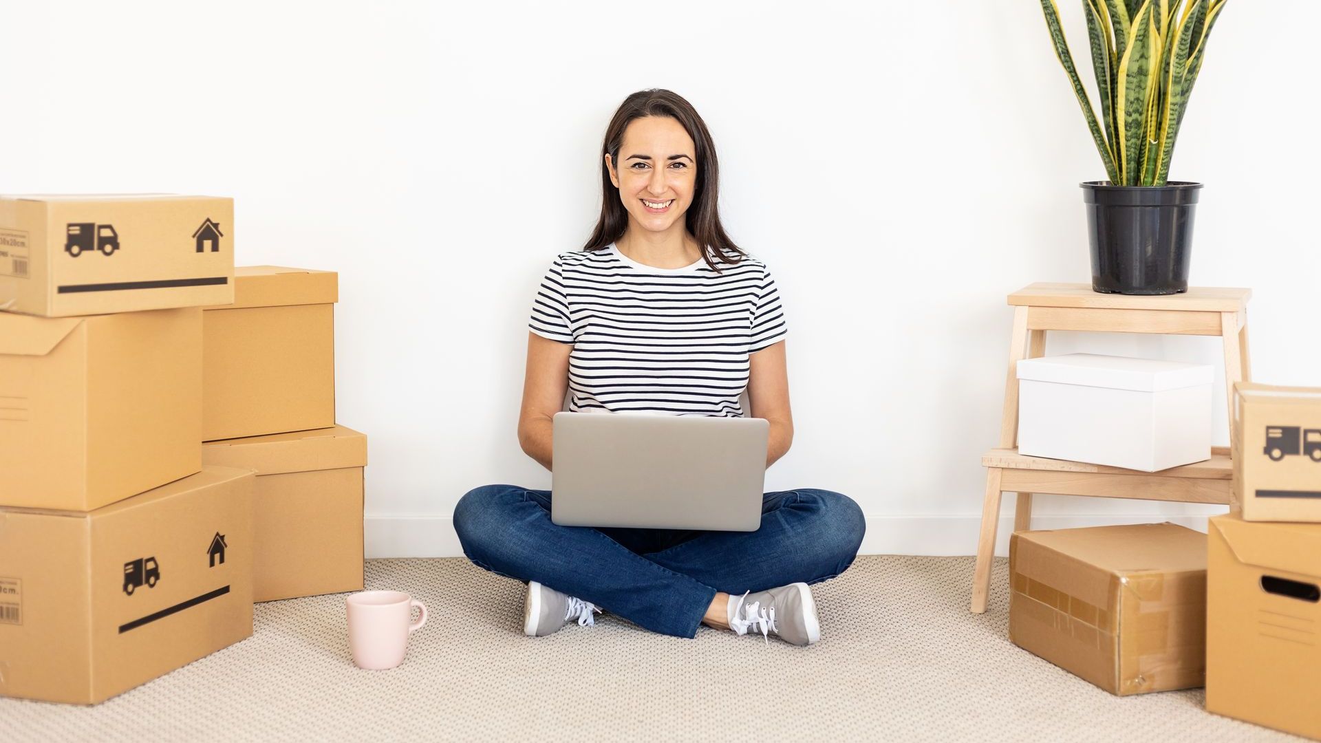 Preventivo immediato per un trasloco senza stress con Arteaga Traslochi Trasloco senza stress donna compila il modulo online
