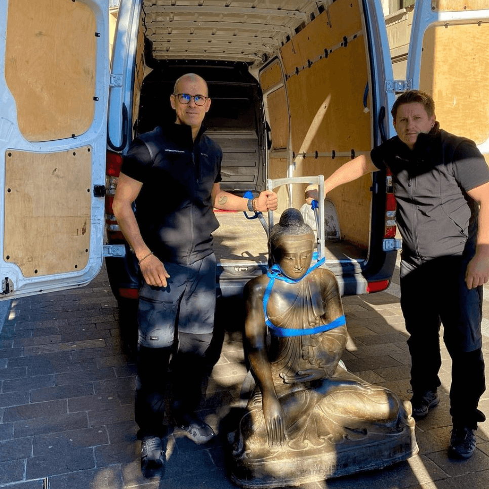 team Arteaga che trasporta una statua gigante sul furgone per un trasloco personalizzato