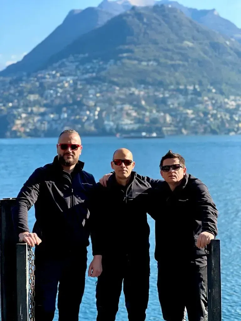Team Arteaga Traslochi davanti al lago di Lugano