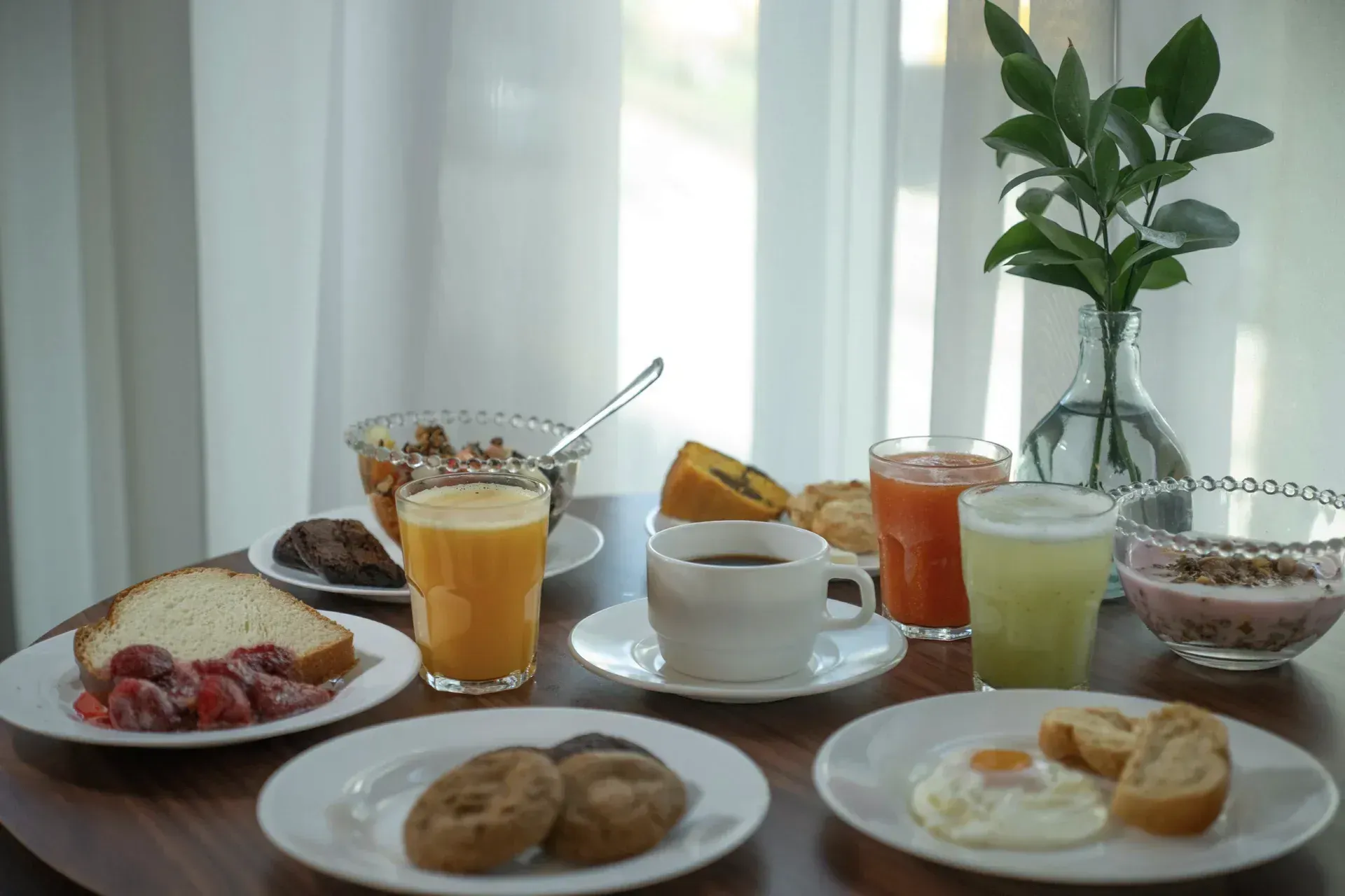 Uma mesa coberta com pratos de comida e bebidas.