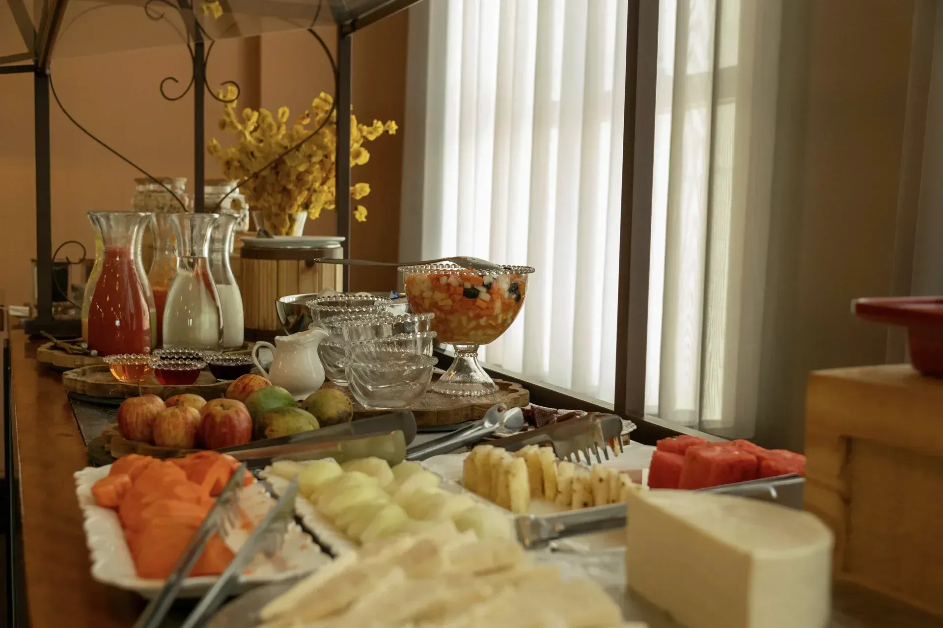 Há uma mesa de bufê com uma variedade de comidas.
