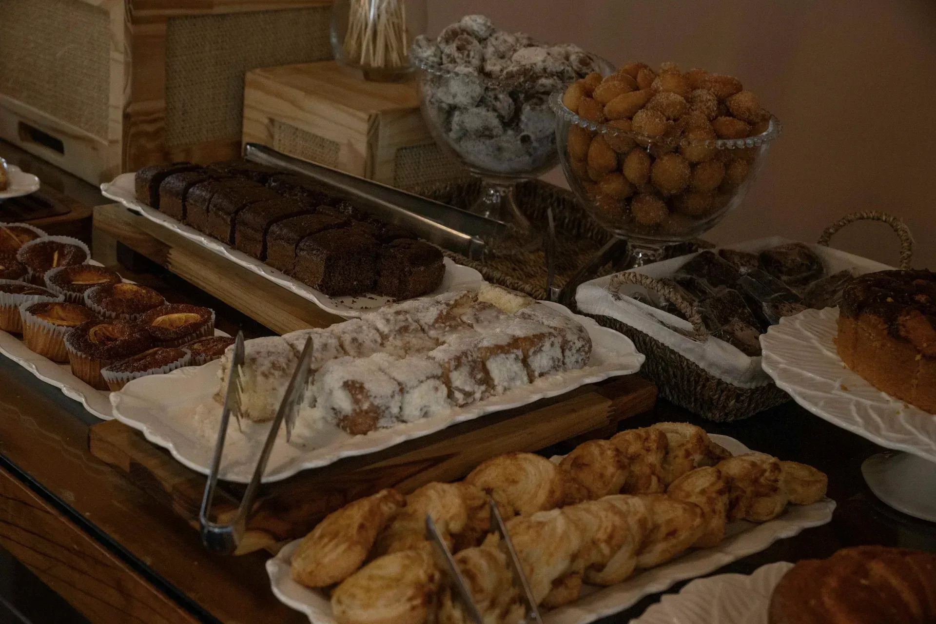 Há muitos tipos diferentes de doces na mesa.