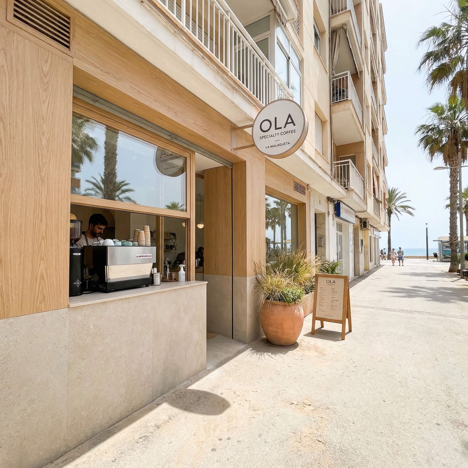 Cafetería frente a la playa con un letrero de