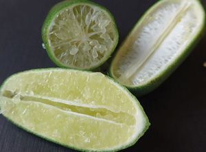 Lime verdi tagliati a metà, con l'interno succoso.