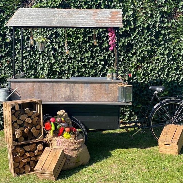 Een rustieke fiets met heerlijke bbq lekkernijen