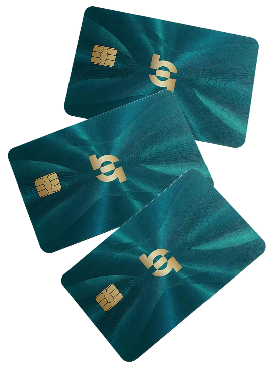 Tres tarjetas de crédito de color verde azulado con chip dorado superpuestas sobre un fondo blanco.