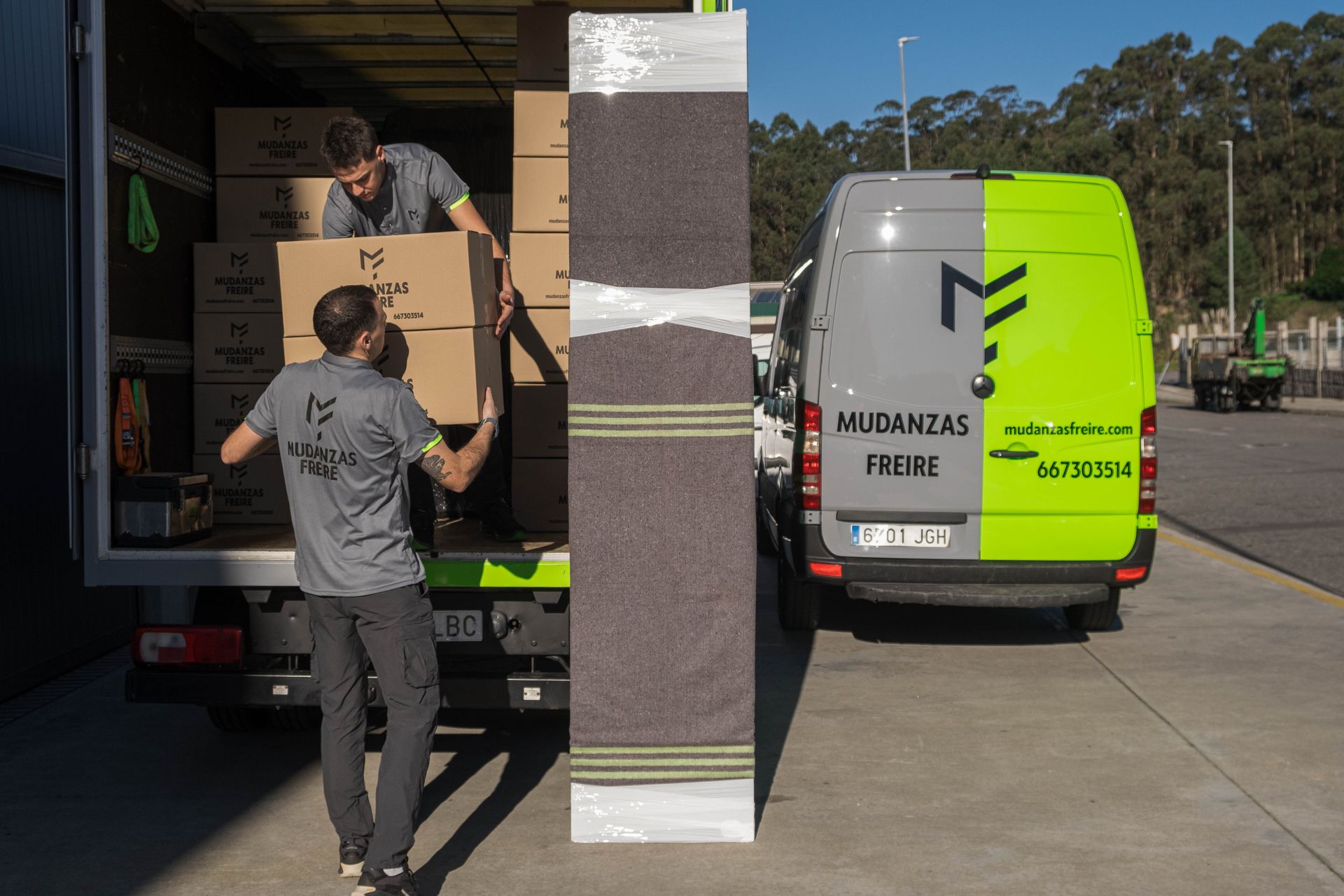 Furgoneta de Mudanzas Freire en Vigo lista para transportar muebles de forma segura