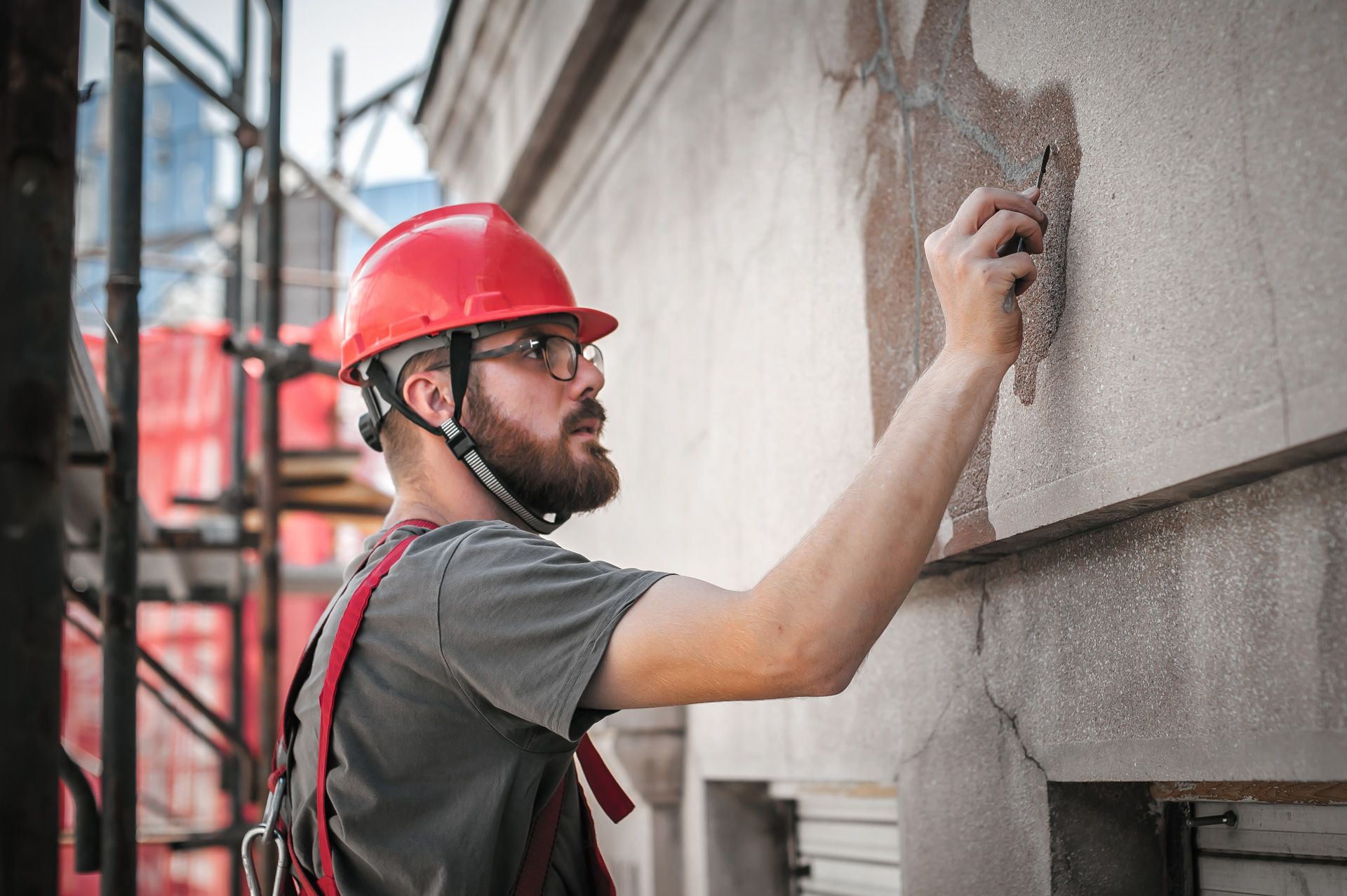 Man Worker Standing on Scaffolding — Murray Bridge, SA — Response Building Group