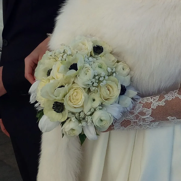 Bouquet sposa rotondo di rose bianche