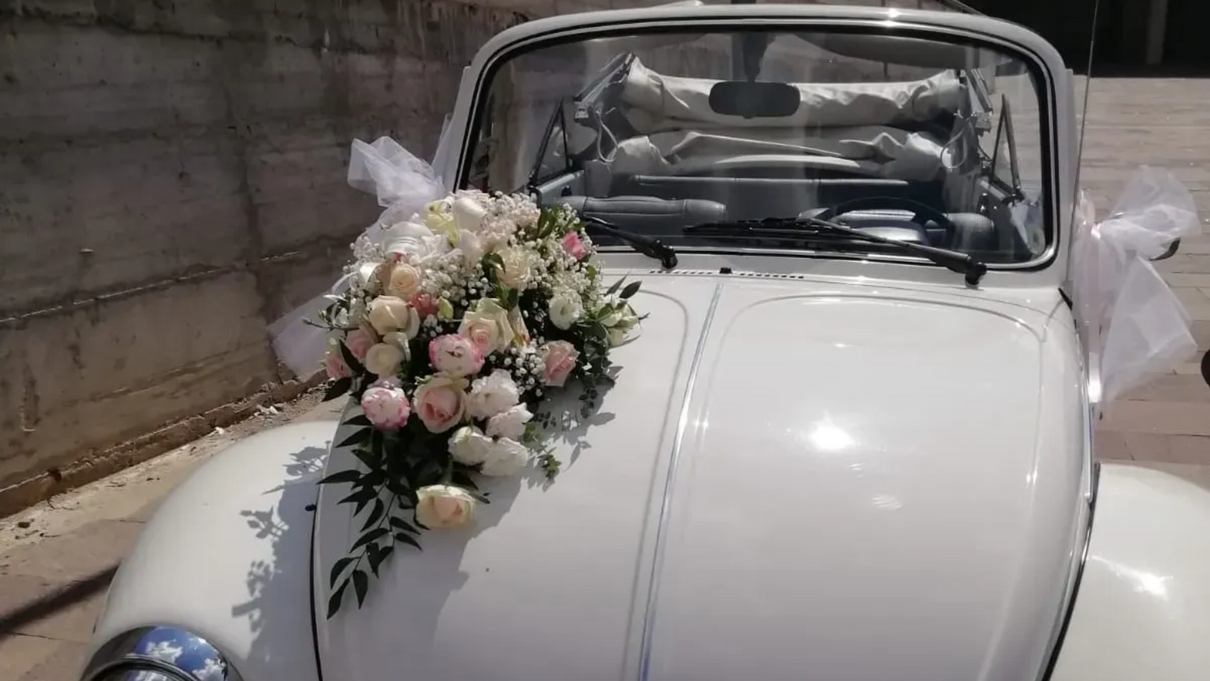 Auto d'epoca bianca con addobbo floreale