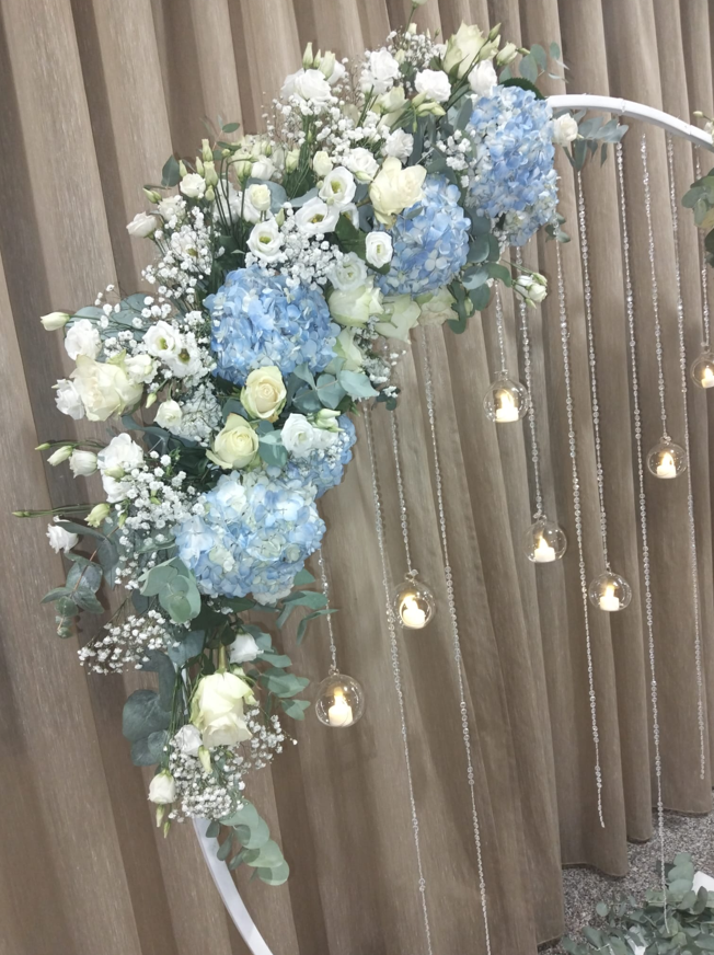Composizione floreale da matrimonio su altare di chiesa