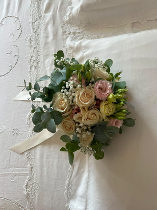 Bouquet sposa bianco e verde legato con nastro