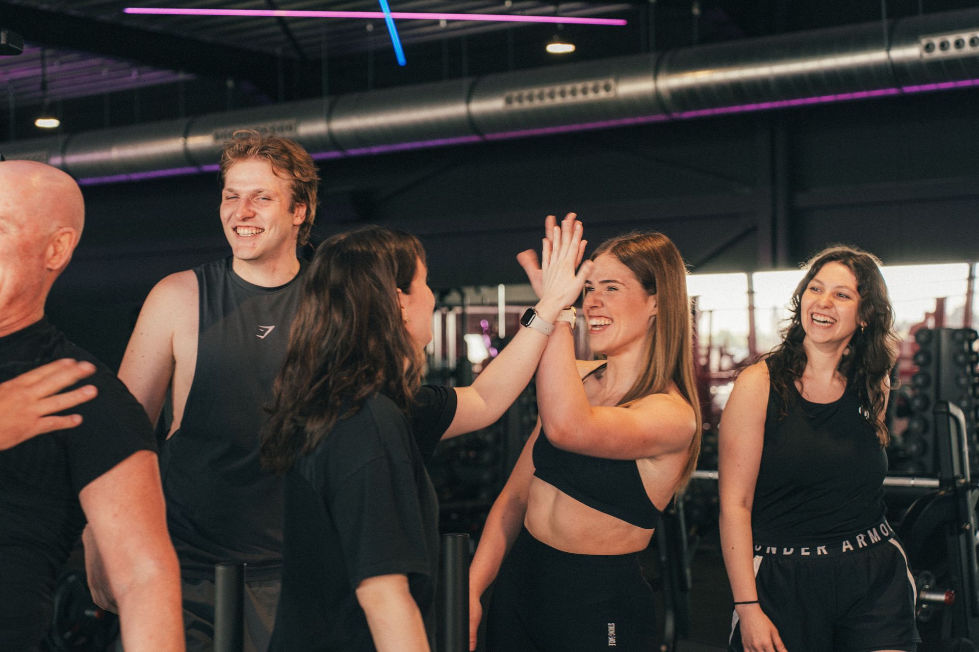 Een vrouw loopt door een gang met een sporttas in haar handen.