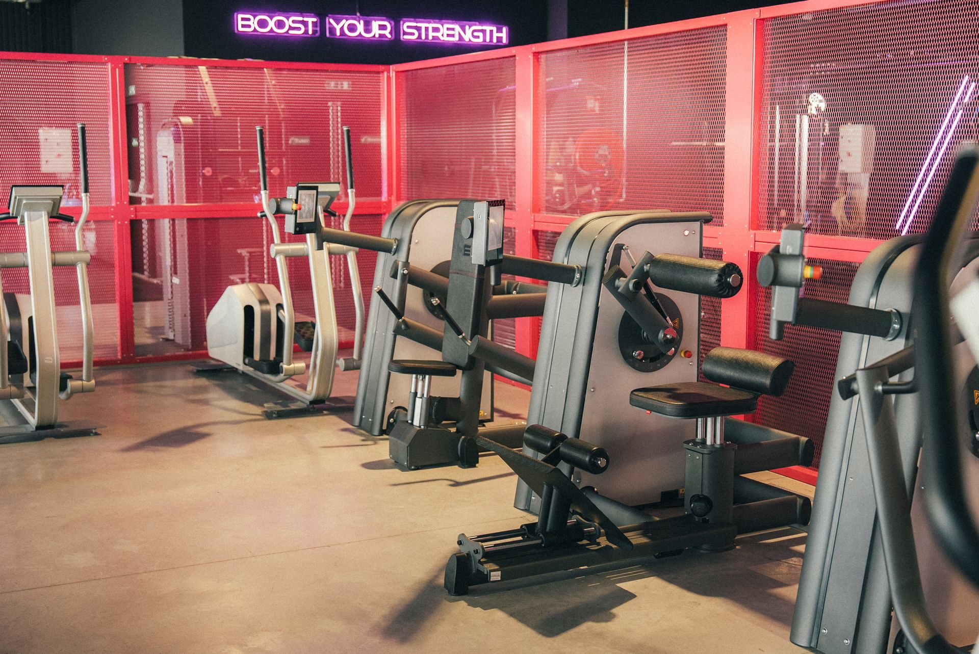 Een man fietst op een hometrainer in een sportschool.
