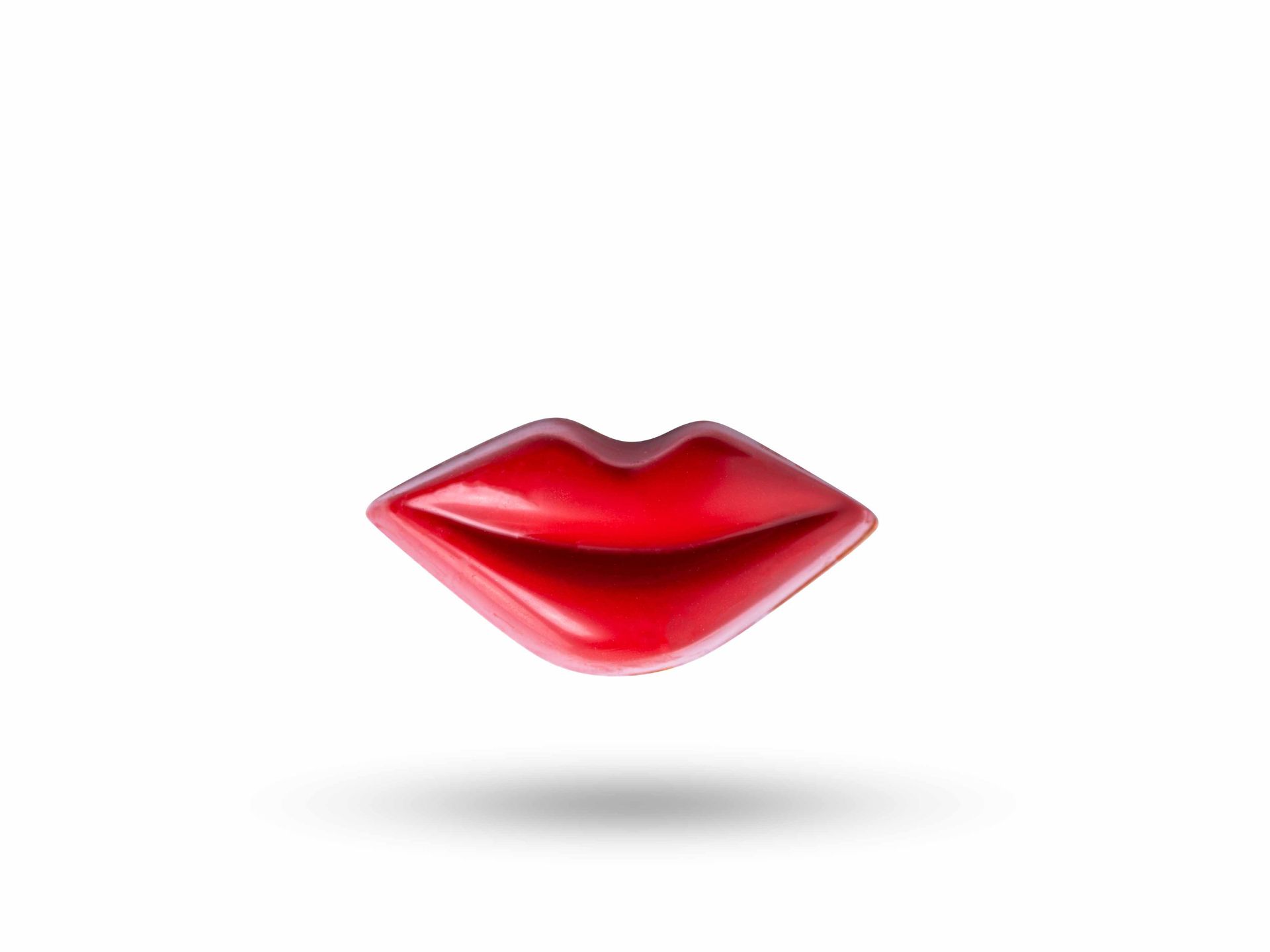 Glanzende rode lippen die afsteken tegen een witte achtergrond.