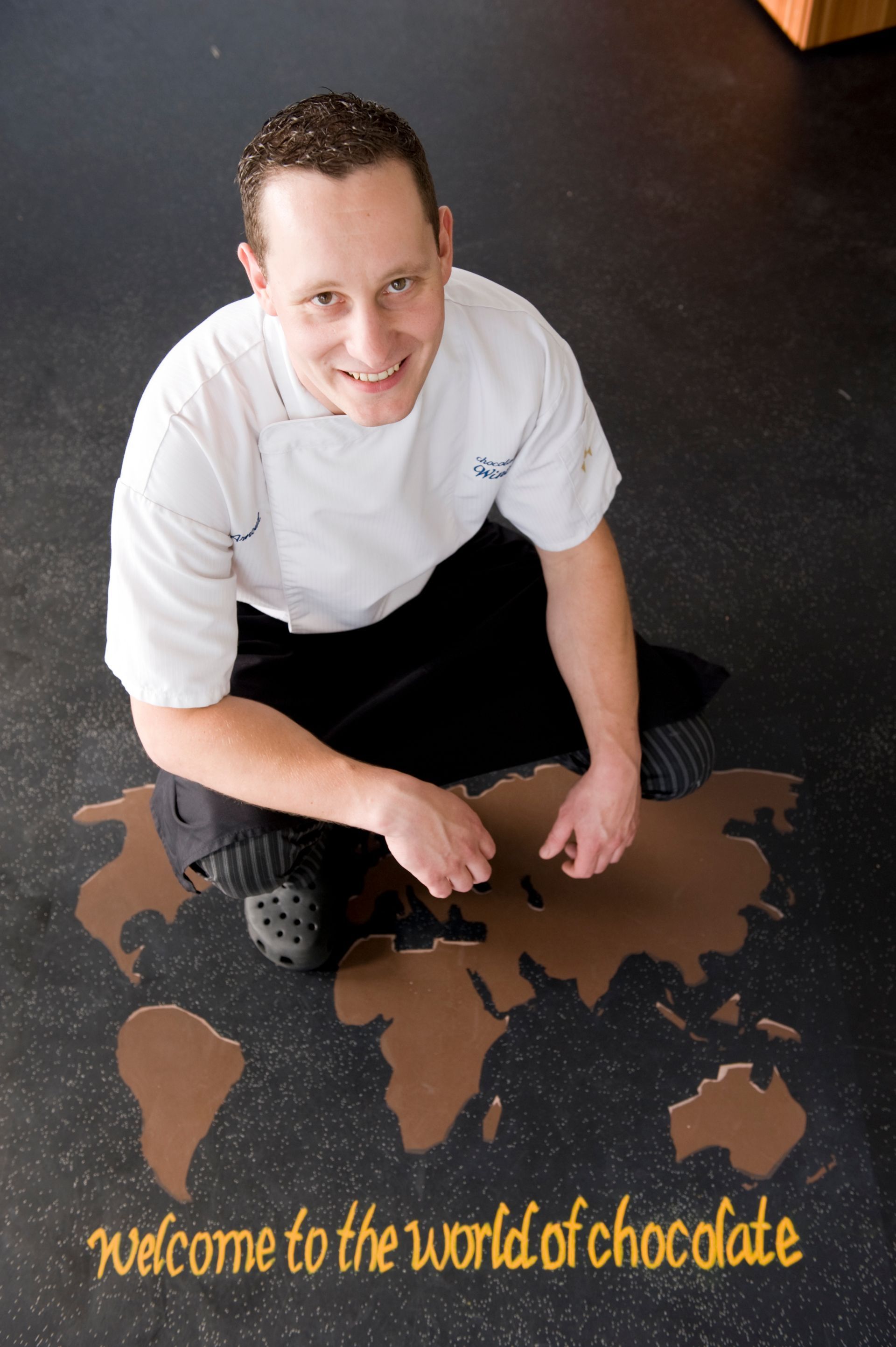 arnoud op de grond in een plas chocolade