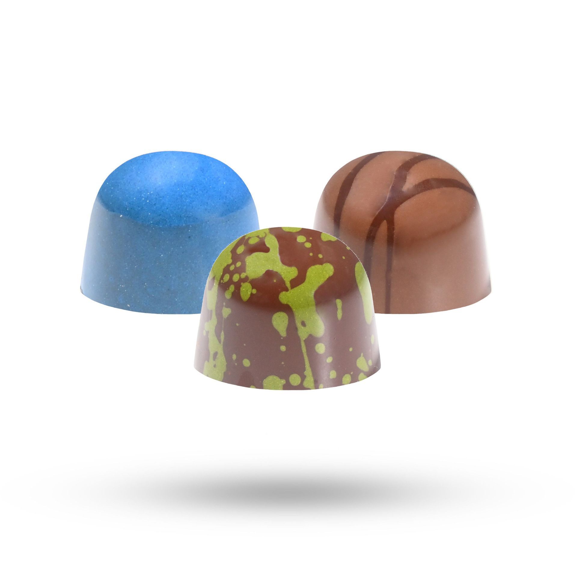 Reep pure chocolade, in tweeën gebroken, bestrooid met noten en rozijnen.