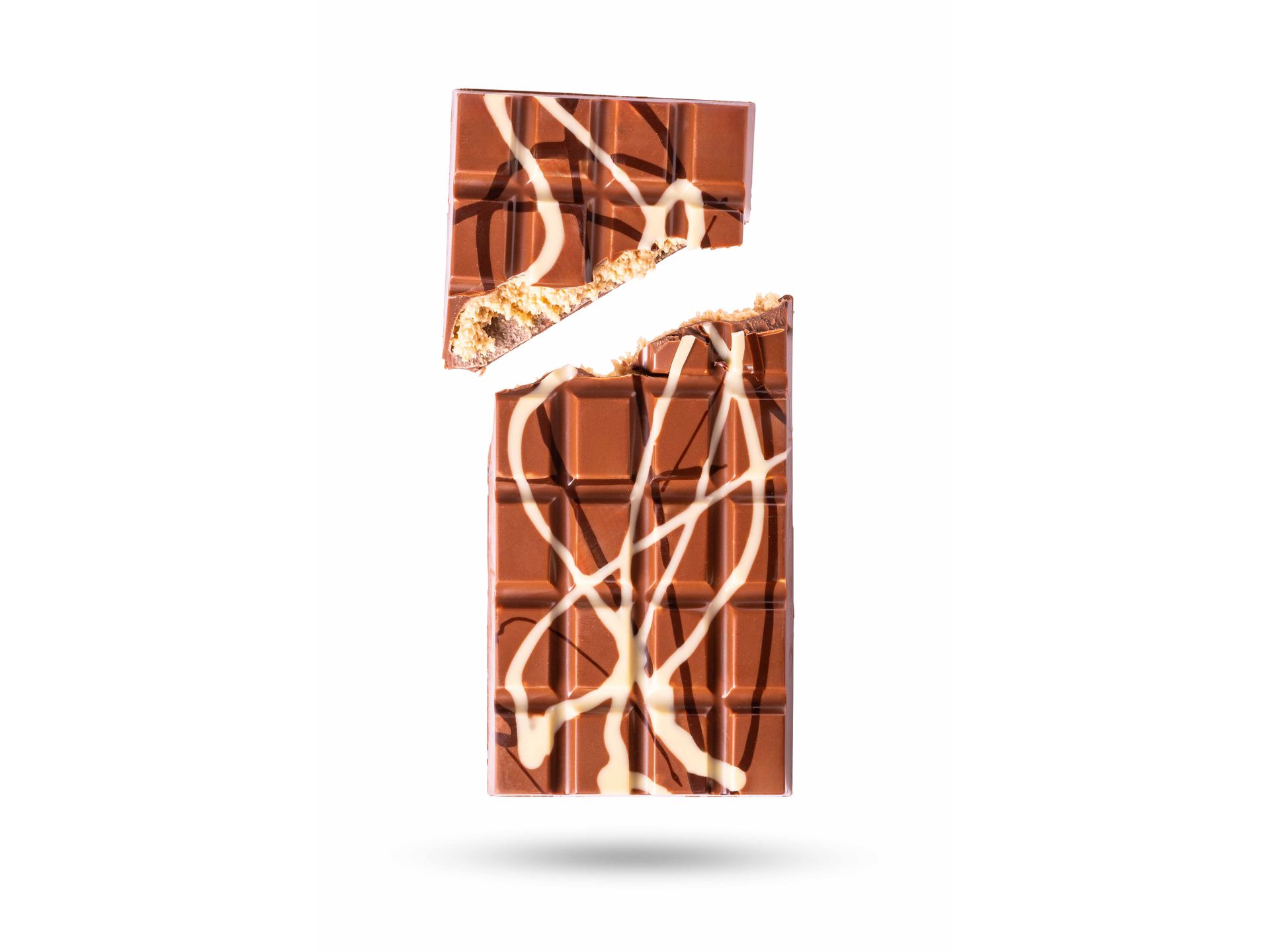 Gebroken chocolade reep met witte en pure chocolade druppels, zwevend tegen een witte achtergrond.