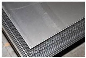Una pila de láminas de metal colocadas una encima de otra sobre una mesa.