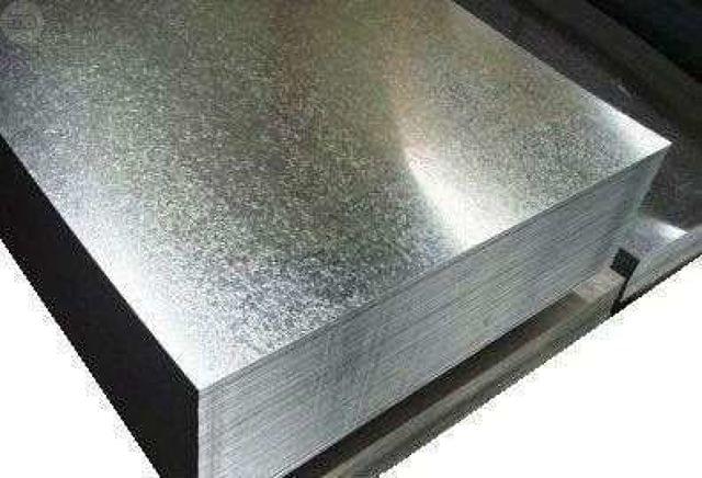Una pila de láminas de metal colocadas una encima de otra sobre una mesa.