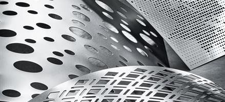 Una fotografía en blanco y negro de una lámina de metal con agujeros.