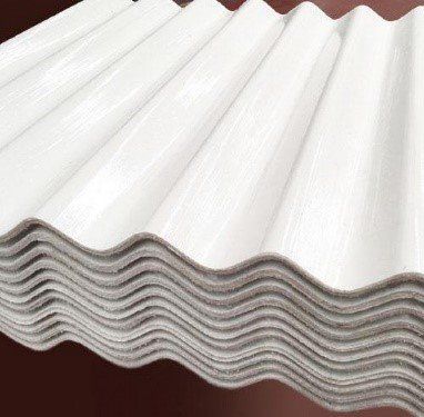 Un primer plano de una pila de láminas de techo corrugadas blancas.