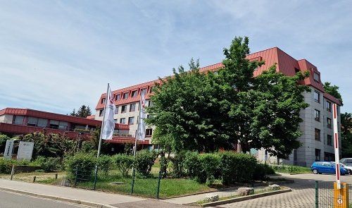 Agentur für Arbeit Ansbach Agentur für Arbeit Ansbach, Mehrgeschossiges Gebäude, davor Parkplatz, Bäume, Straße
