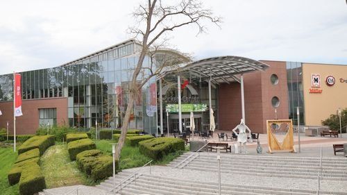 Brücken-Center, Haupteingang mit Vorplatz