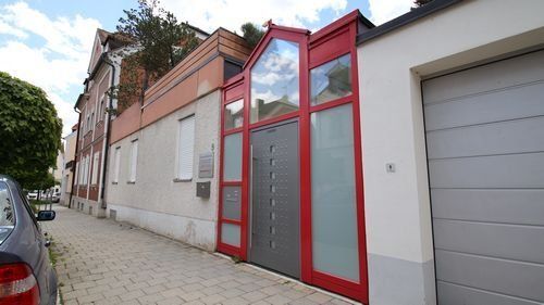 Goethestraße 5, Einstöckiges Gabäude, davor Gehsteig