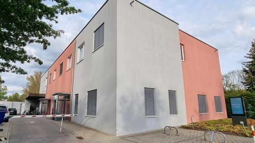 Rügländer Straße 6 Rügländer Straße 6, Zweistöckiges Gebäude, Eingang von Parkplatzz