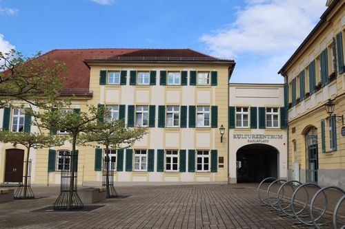 Kulturzentrum Karlsplatz Kulturzentrum Karlsplatz, 3stöckiges historisches Gebäude mit Torbogen