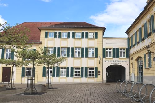 Kulturzentrum Karlsplatz. Historisches Gebäude mit Torbogen. Kulturzentrum Karlsplatz. Historisches Gebäude mit Torbogen.