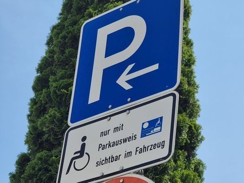 Verkehrsschild Parkplatz für Behinderte Verkehrsschild Parkplatz für Behinderte