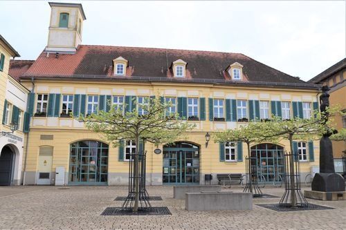 Stadtbücherei. Historisches Gebäude, davor Platz mit Bäumen. Stadtbücherei. Historisches Gebäude, davor Platz mit Bäumen.