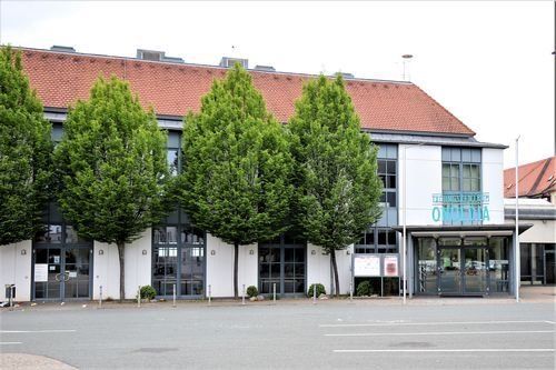 Tagungszentrum Onoldia. Modernes Gebäude, davor Bäume. Tagungszentrum Onoldia. Modernes Gebäude, davor Bäume.