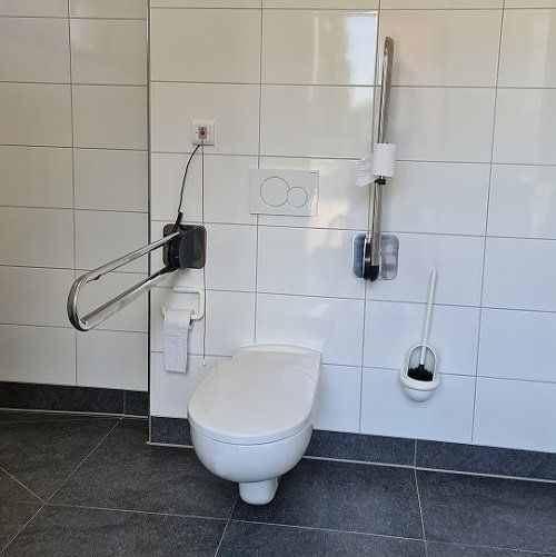 Behinderten-WC mit Stütz-Klappgriffen Behinderten-WC mit Stütz-Klappgriffen