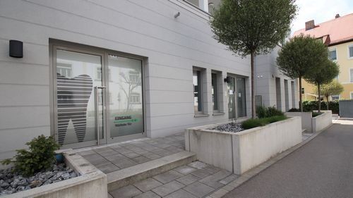 Brauhausstraße 5a, mehrstöckiges Gebäude, davor Gehsteig