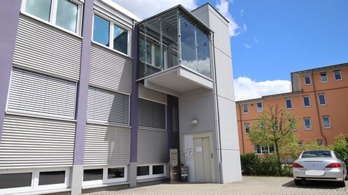 Würzburger Landstraße 7a, Hofseite Würzburger Landstraße 7a, Hofseite, mehrstöckiges Gebäude mit Aufzugsturm, davor Parkplatz