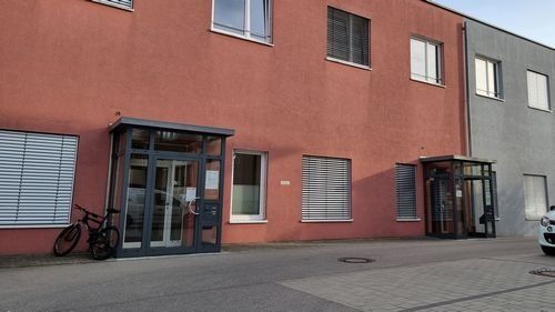 Rügländer Straße 6 Rügländer Straße 6, Zweistöckiges Gebäude, Eingang von Parkplatzz