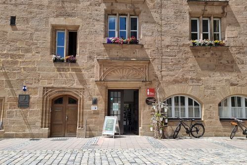 Historisches Stadthaus, Nordseite mit Eingang zu Touristen-Info. Historisches Stadthaus, mit Eingang zu Touristen-Info.