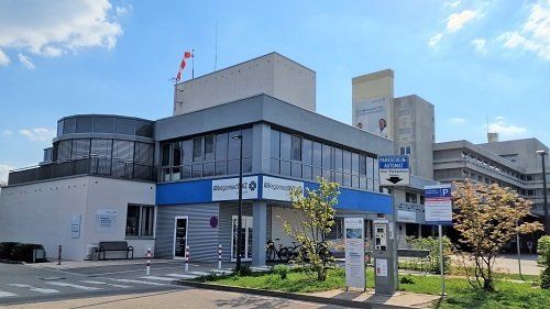 MVZ am Klinikum Ansbach MVZ am Klinikum Ansbach, zweistöckiges Gebäude, davor Parkplatz