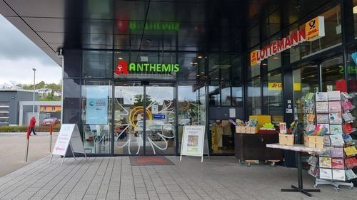 Apotheke im Retti-Center,  Glasfassade, Zugang vom Parkplatz