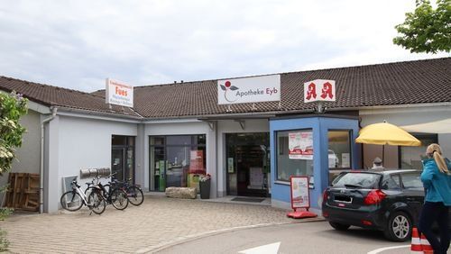 Eyber Straße 74,  einstöckiges Gebäude, davor Parkplatz