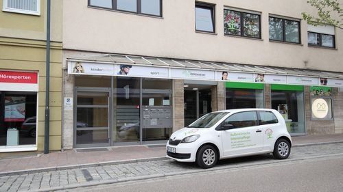 Bahnhofsplatz 1, mehrstöckiges Gebäude, davor Gehweg , Parkplätze und , Straße